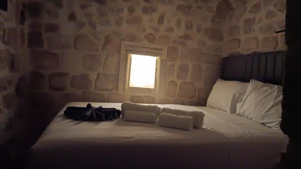 Escritorio, espacio para trabajar con laptop y ropa de cama