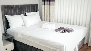 Desk, laptop workspace, bed sheets - Başak Palas Otel (Mardin)