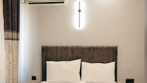 Desk, laptop workspace, bed sheets - Başak Palas Otel (Mardin)
