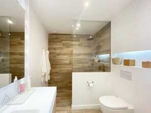 Badewanne, Haartrockner, Handtücher