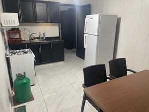 Køleskab, mikrobølgeovn, køkkentøj/tallerkener/redskaber, krydderier