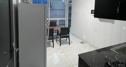 Stay at the heart of Beirut, 10 minutes to Downtown , AUB, Roche and Airport