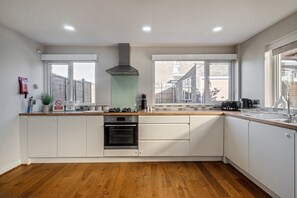 Fridge, microwave, oven, stovetop - Clapham House by Our Home Short Stays (Bedford)