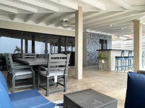 Outdoor dining - Ruby On The Salina: Pool, Bar & Stunning View - 4 Minutes to Beaches! (Noord)