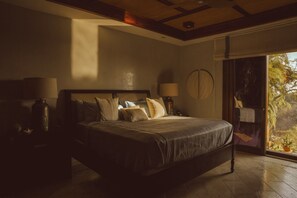 4 bedrooms, desk, WiFi, bed sheets