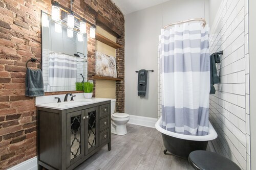 The House On Main-Sleeps 16/ Historic Home/ KHP 11min/ Ark 30min/ Walk Downtown