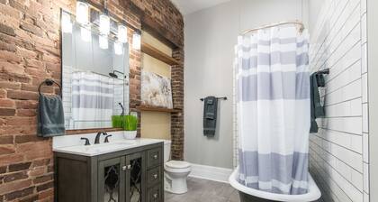 The House On Main-Sleeps 16/ Historic Home/ KHP 11min/ Ark 30min/ Walk Downtown