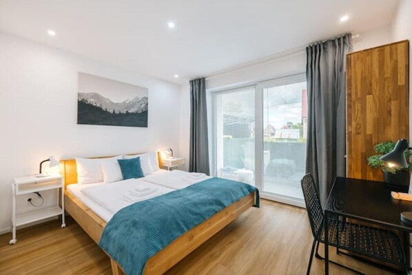 6 bedrooms, iron/ironing board, WiFi, bed sheets