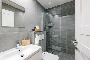 Serviettes fournies, papier toilette