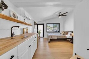4 habitaciones, tabla de planchar con plancha, wifi y ropa de cama
