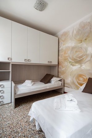 A hotel room with a bunk bed, a wardrobe, and a floral wallpaper. - Venice Grand Canal Style Apt 3 by Wonderful Italy (Venice)