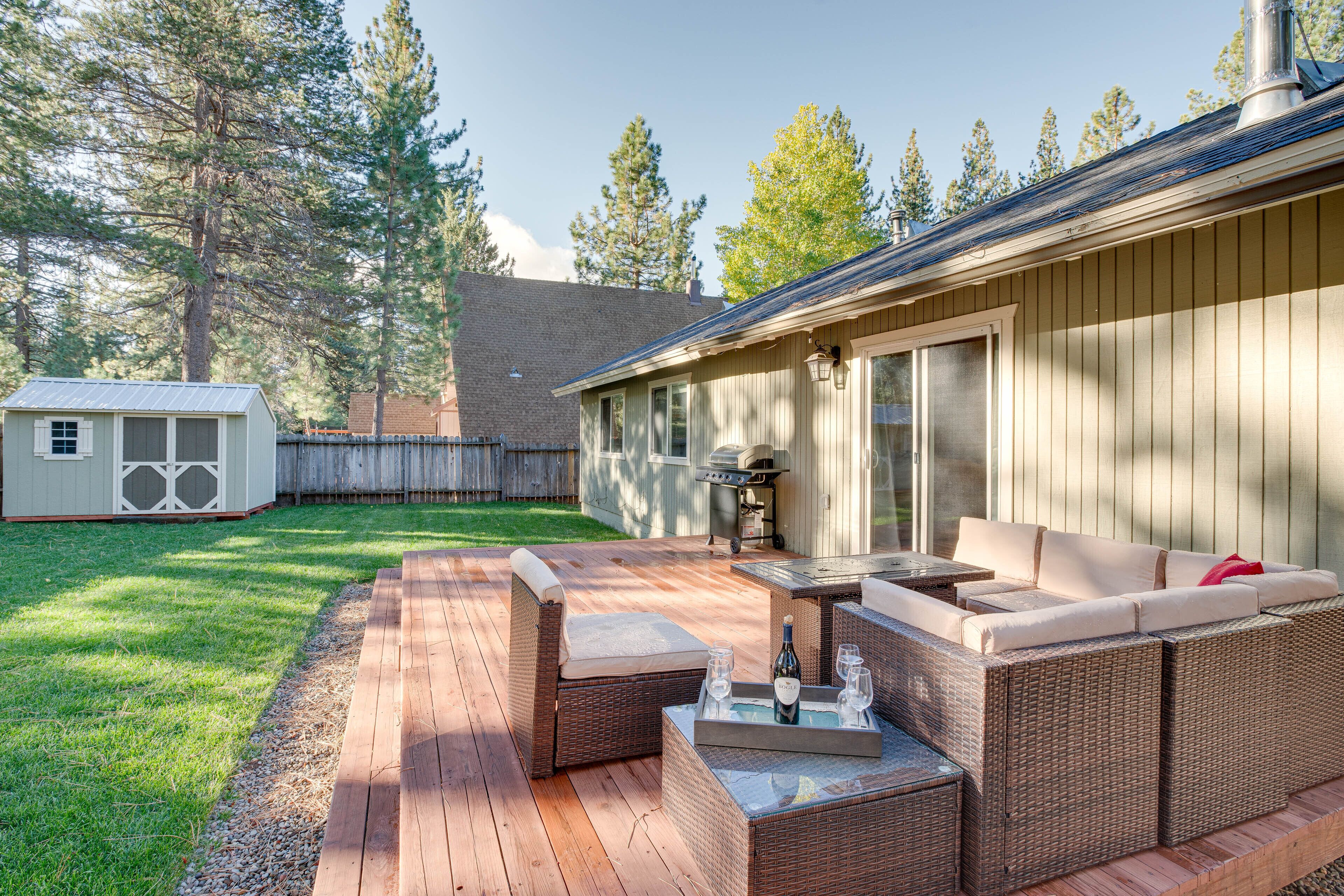 Cozy Lake Tahoe Home w/ Yard, Near Ski Resorts!