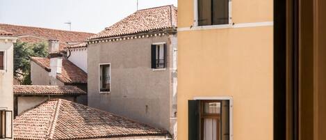 Une vue d’un bâtiment doté d’un dôme et d’un balcon avec une balustrade en métal.