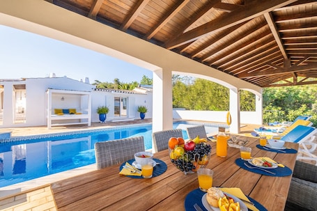 Outdoor dining. Peaceful retreat w/ heatable pool, Portimão