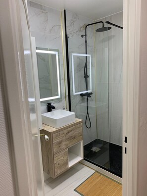 Hårtork, bidé, handdukar och tvål