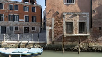 ์ํํธ | 2 ๊ฐ์ ์นจ์ค