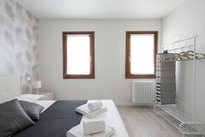 2 bedrooms - San Marco Style Canal View Apt 1 by Wonderful Italy (Venice)