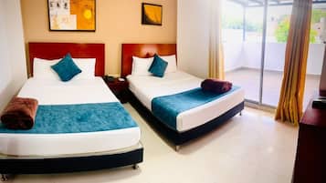 Familie vierpersoonskamer | 1 slaapkamer, een minibar, een bureau, gratis wifi