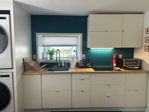 Frigorífico, microondas, placa de cocina y cafetera o tetera