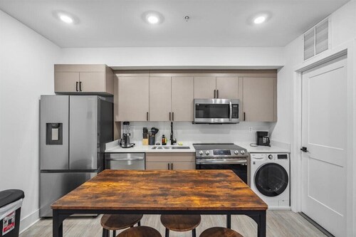 Stylish Brookland Unit Close to Coffee and Stores