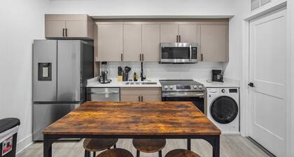 Stylish Brookland Unit Close to Coffee and Stores