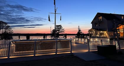 Newly renovated modern guest cottage across from Spruce Point Inn Pet Friendly!