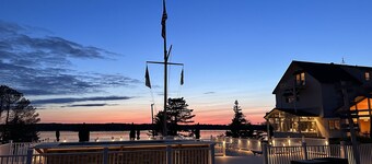 Newly renovated modern guest cottage across from Spruce Point Inn Pet Friendly!