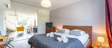 3 bedrooms, iron/ironing board, free WiFi, bed sheets