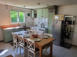 Fridge, microwave, oven, coffee/tea maker