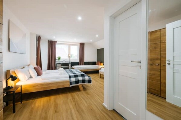 3 bedrooms, desk, iron/ironing board, travel crib