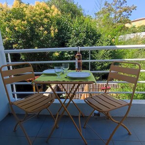 Outdoor dining - Pretty cocoon *** directly south - private parking - close village and beaches (Le Pradet)