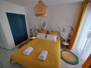 1 bedroom, desk, iron/ironing board, travel cot - Pretty cocoon *** directly south - private parking - close village and beaches (Le Pradet)