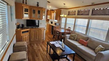 智能电视、桌上足球、乒乓球