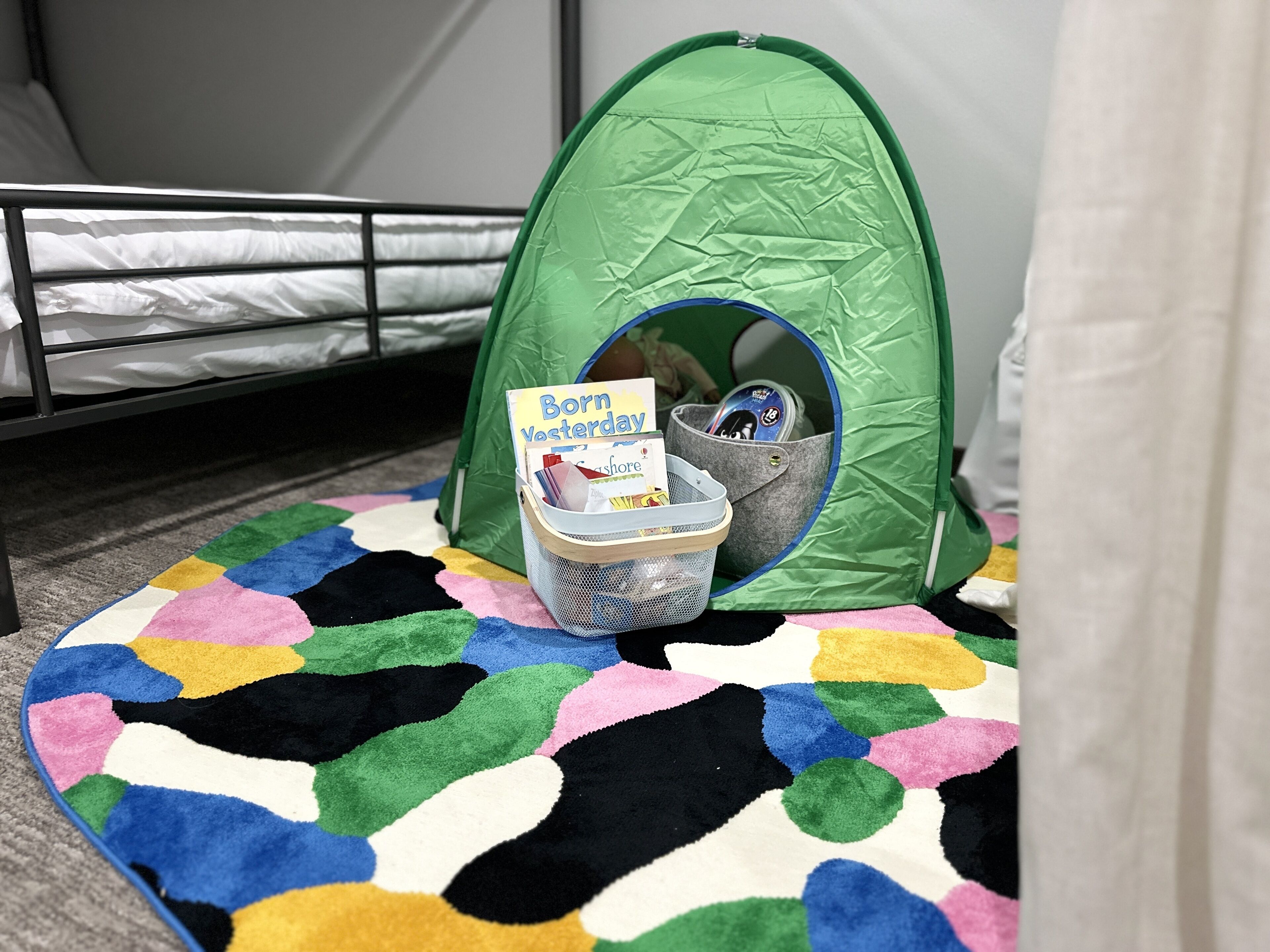 5 chambres, bureau, fer et planche à repasser, lit parapluie