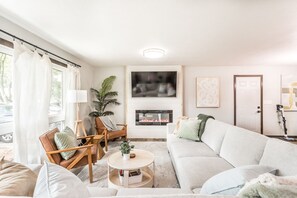 Smart TV, fireplace, video games, table tennis - Cozy Modern Spa ~ Family Fun meets Serene Luxury (Sioux Falls)