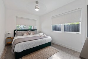 3 bedrooms, free WiFi, bed sheets - Minimalist Luxury in Historic WPB-Great Location Near Town, Beach, Sites! (West Palm Beach)