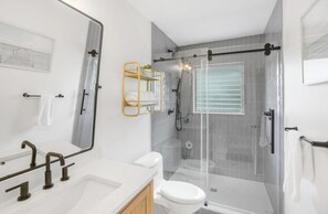 Dusche, Haartrockner, Handtücher, Seife