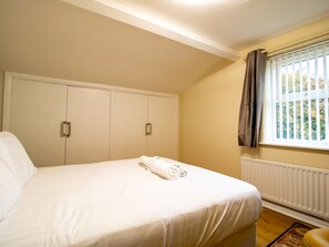 3 bedrooms, iron/ironing board, free WiFi, bed sheets - Spacious Well Equipped Flat - Pass the Keys (Newcastle)