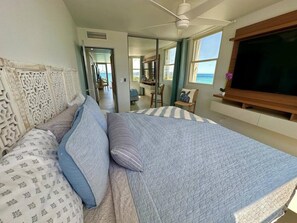 3 soverom, skrivebord, strykejern/-brett og reiseseng for barn