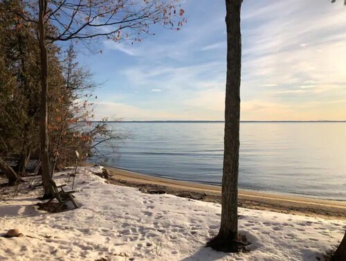 Old Mission View Cottage - On Grand Traverse Bay!
