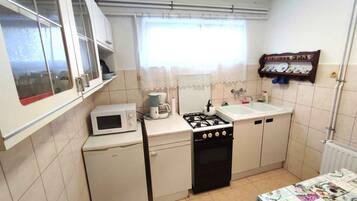 Frigorifero, microonde, forno, piano cottura