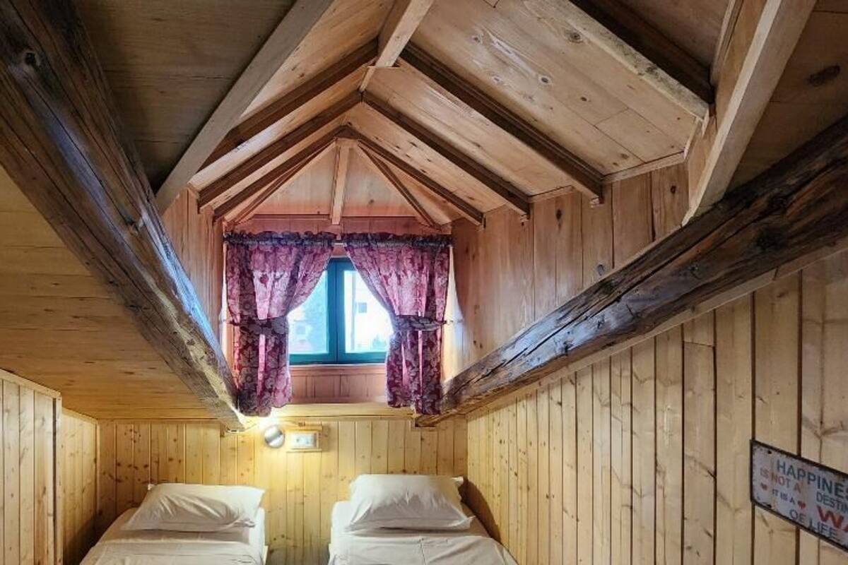 Traditional Room, 2 Twin Beds, Non Smoking, Refrigerator - 201 | 1 soveværelse, skrivebord, arbejdsområde til bærbare computere