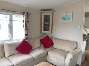 TV - Roslyn at Lower Hyde Park, Isle of Wight (Shanklin)