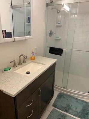 Bruser, håndklæder, Sæbe, Toiletpapir