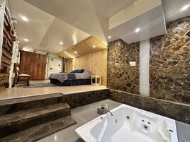 Panoramic Suite | Egyptian cotton sheets, premium bedding, WiFi (free)