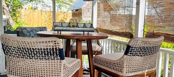 Best Porch in Swansboro! 1 Block to Front Street. Dog friendly.
