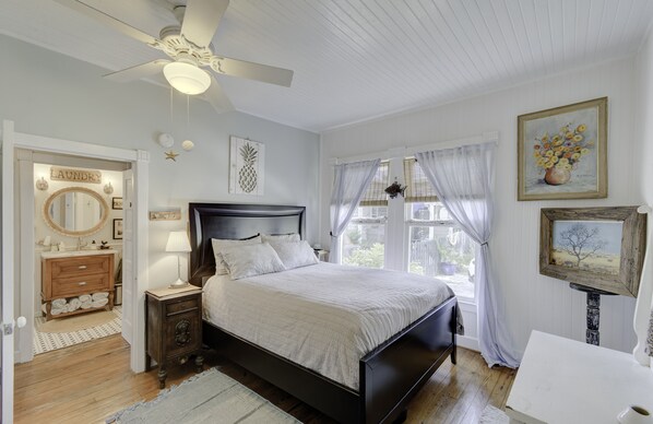 4 bedrooms, desk, free WiFi, bed sheets