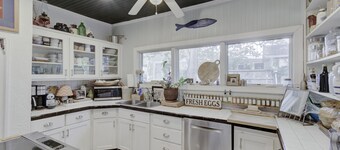 Best Porch in Swansboro! 1 Block to Front Street. Dog friendly.