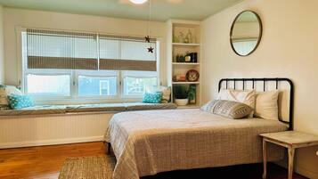 4 bedrooms, desk, free WiFi, bed sheets