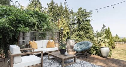 Farmhouse on wine scenic route, alpacas and hot tub. Pet friendly.